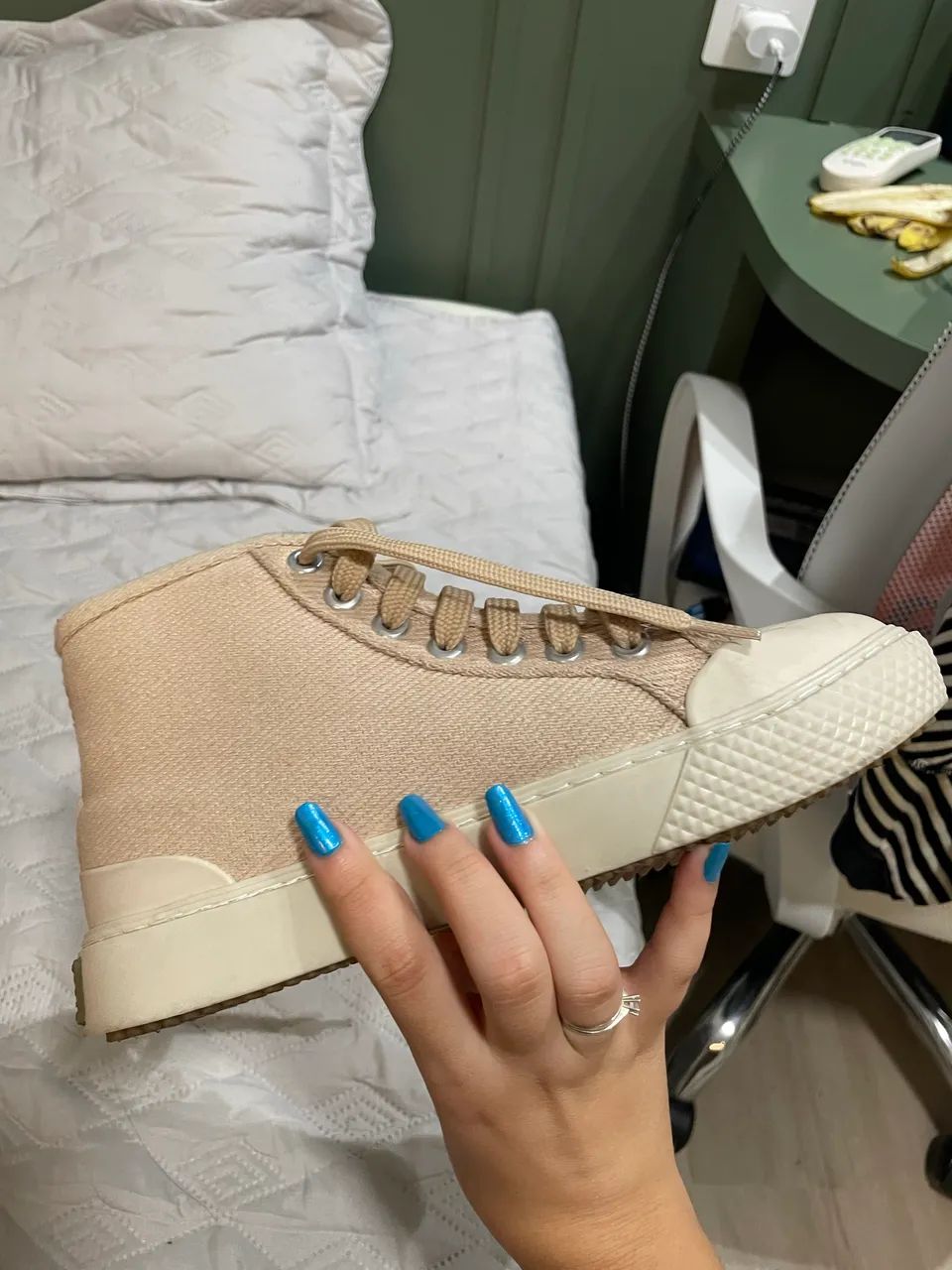 Tenis bege, tamanho 36 - Foto 2