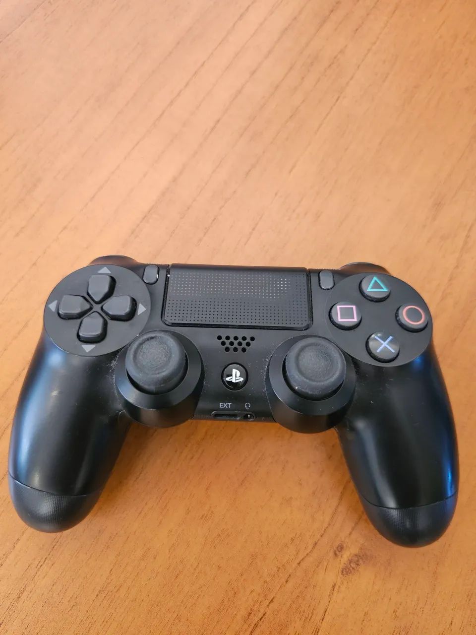 DOIS CONTROLES PS4 COM UM CABO PARA CARREGADOR  - Foto 2