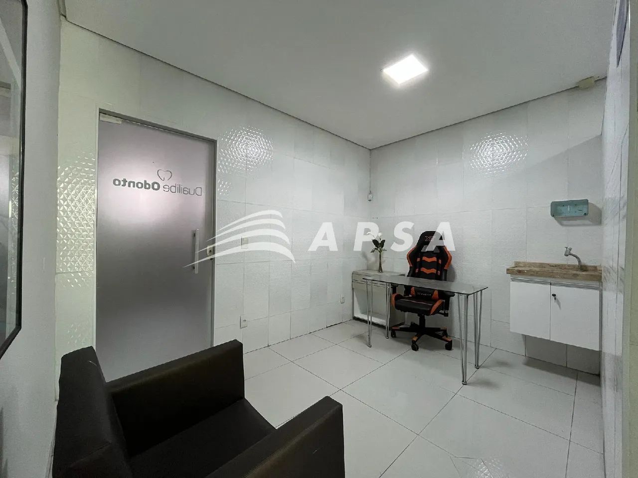 COM 17M², ESTA SALA COMERCIAL MOBILIADA OFERECE UM AMBIENTE ACOLHEDOR E FUNCIONAL PARA ATE - Foto 5
