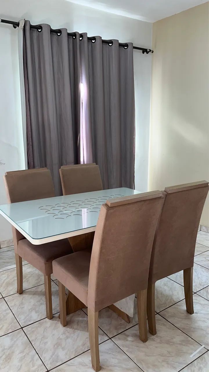 Mesa com tampo de vidro com quatro cadeiras 