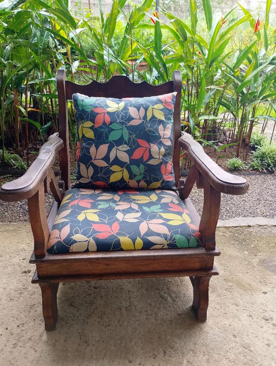 Poltrona de madeira antiga