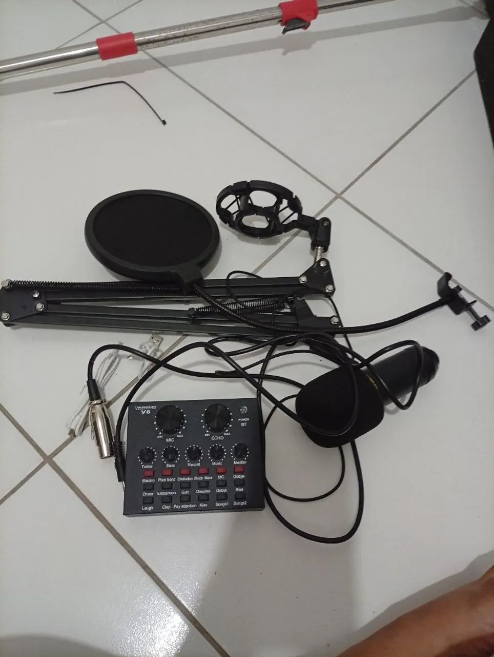 Microfone bm800 mas mesa de som v8. 