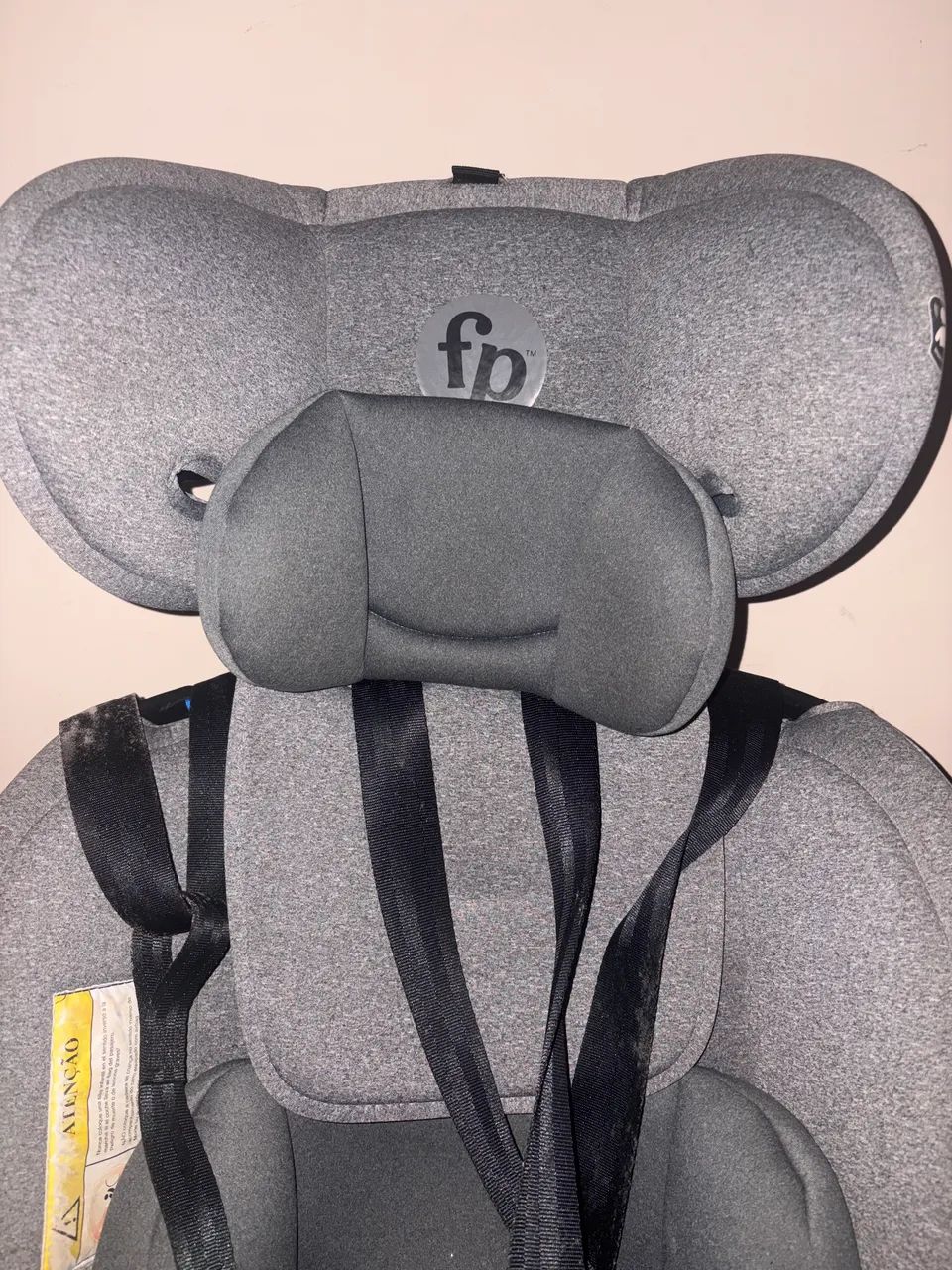 Cadeirinha de bebê com isofix.