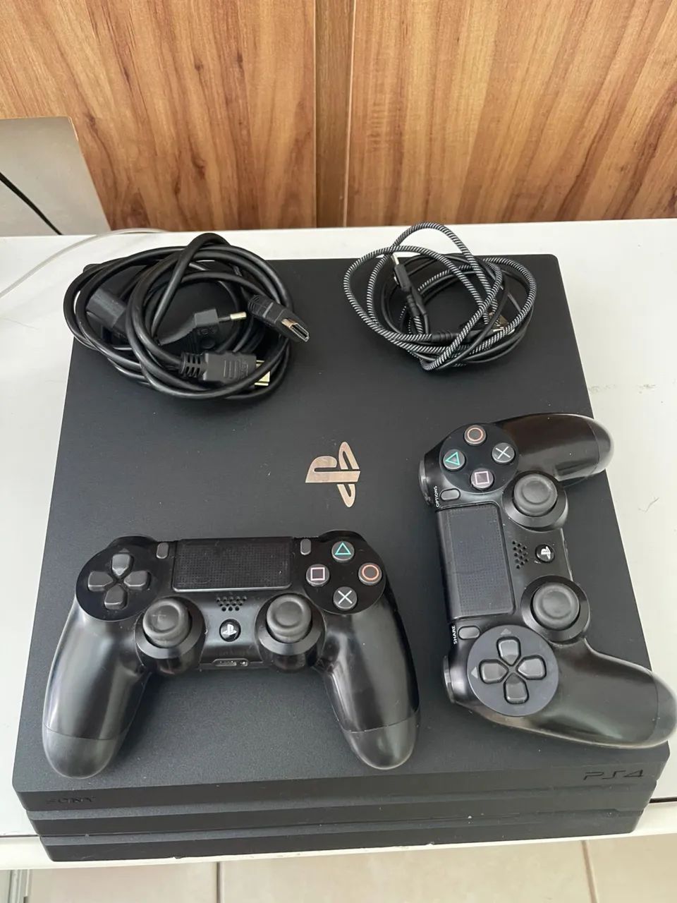 Ps4 pro 1T com 2 controles 