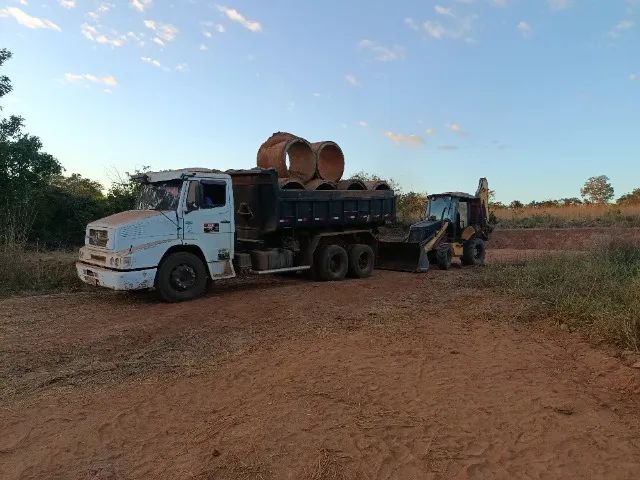 Caminhão e retroescavadeira no Tocantins 