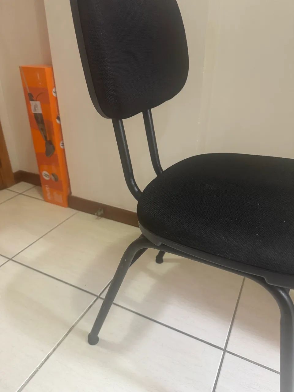 Cadeira fixa almofadada - Foto 2