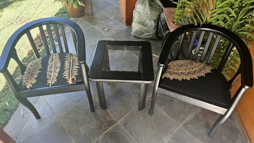 2 cadeiras de madeira com mesinha de centro - Foto 2