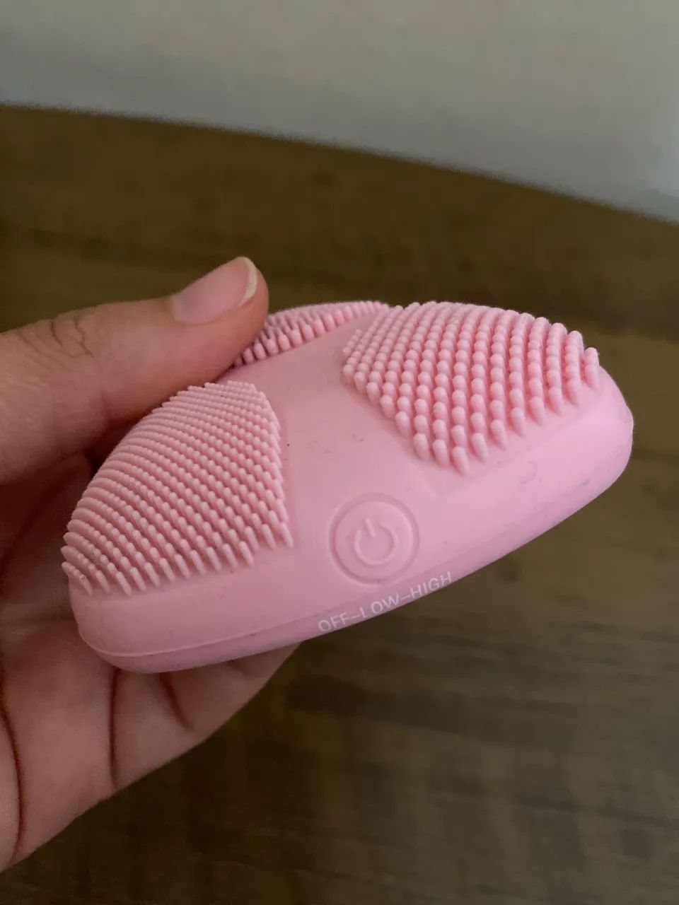 Massageador facial em silicone funciona com pilhas palito  - Foto 2
