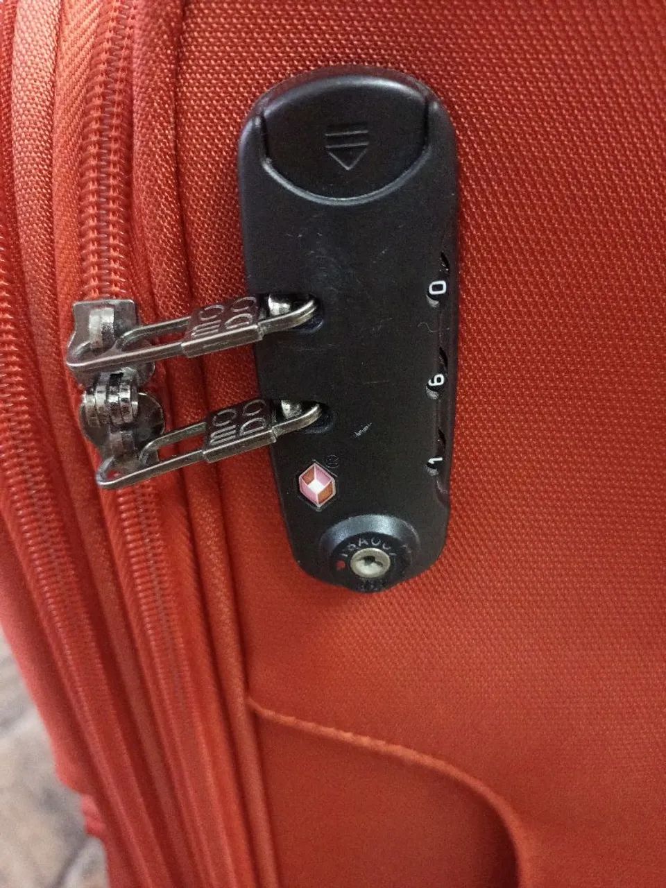 Mala de viagem média cadeado segredo  