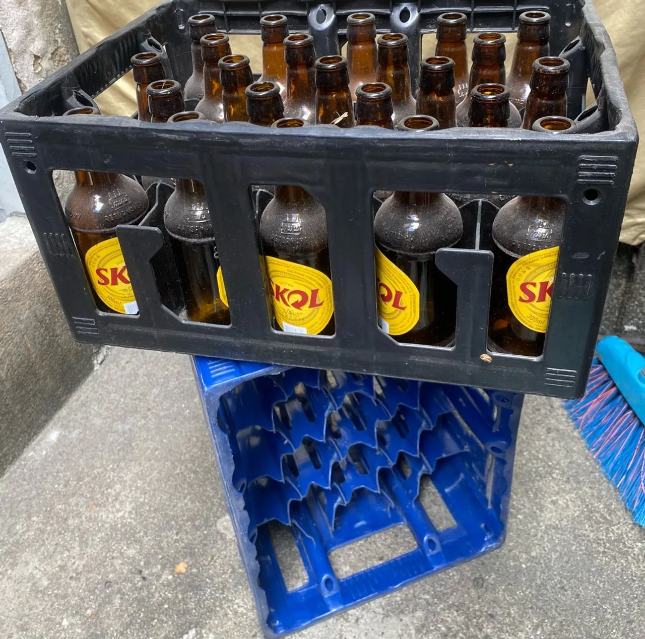 Caixas vasilhame Skol sendo 1 completa e outra só a caixa