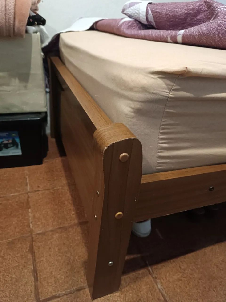 Cama de solteiro, em madeira, super conservada. Sem colchão  - Foto 2