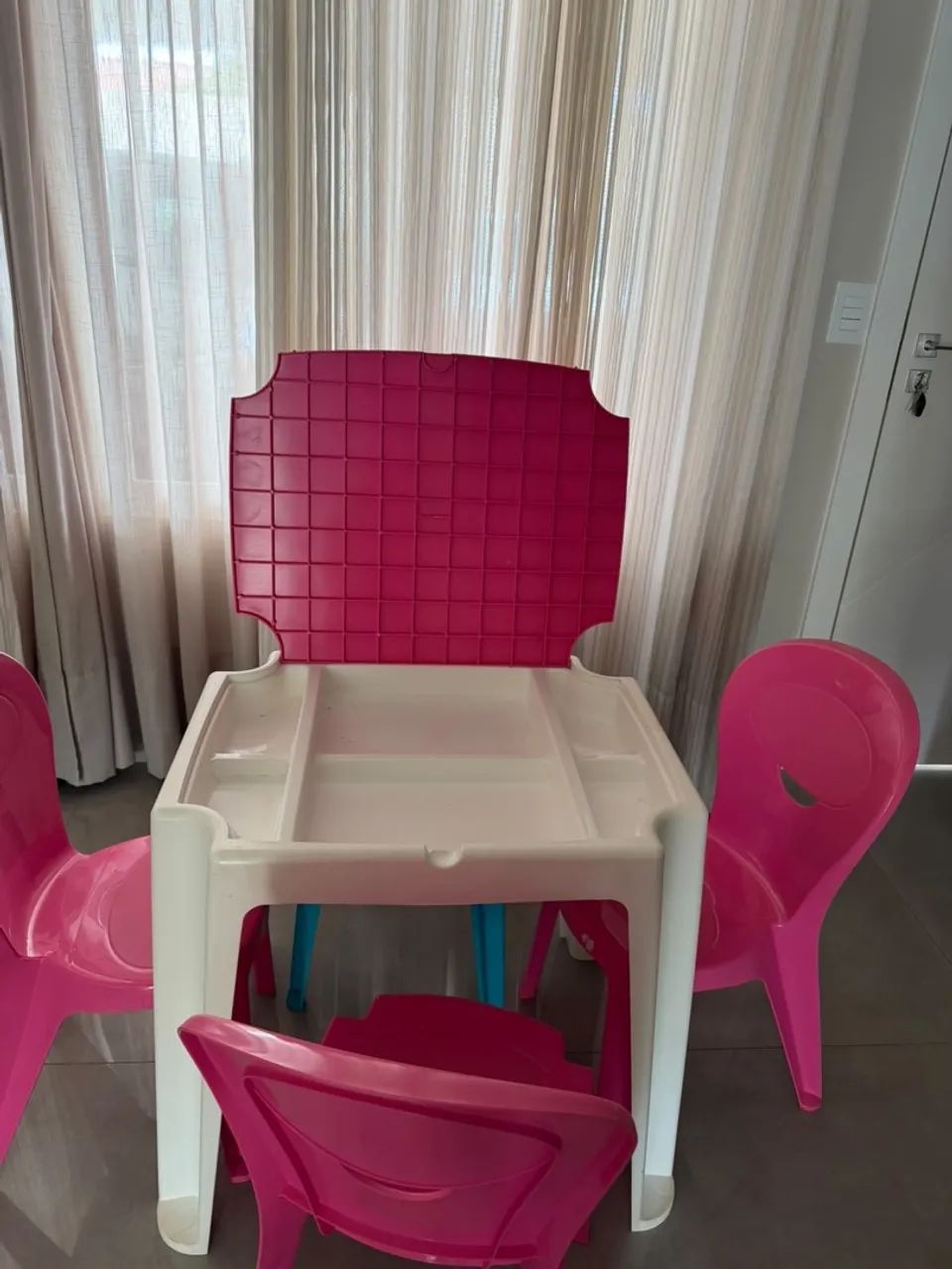 Mesa Infantil com 4 Cadeiras - Foto 2