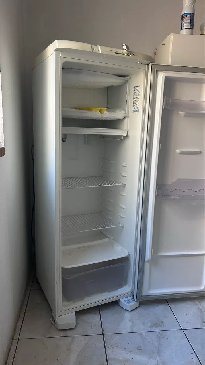 Geladeira Electrolux branca  - Foto 3