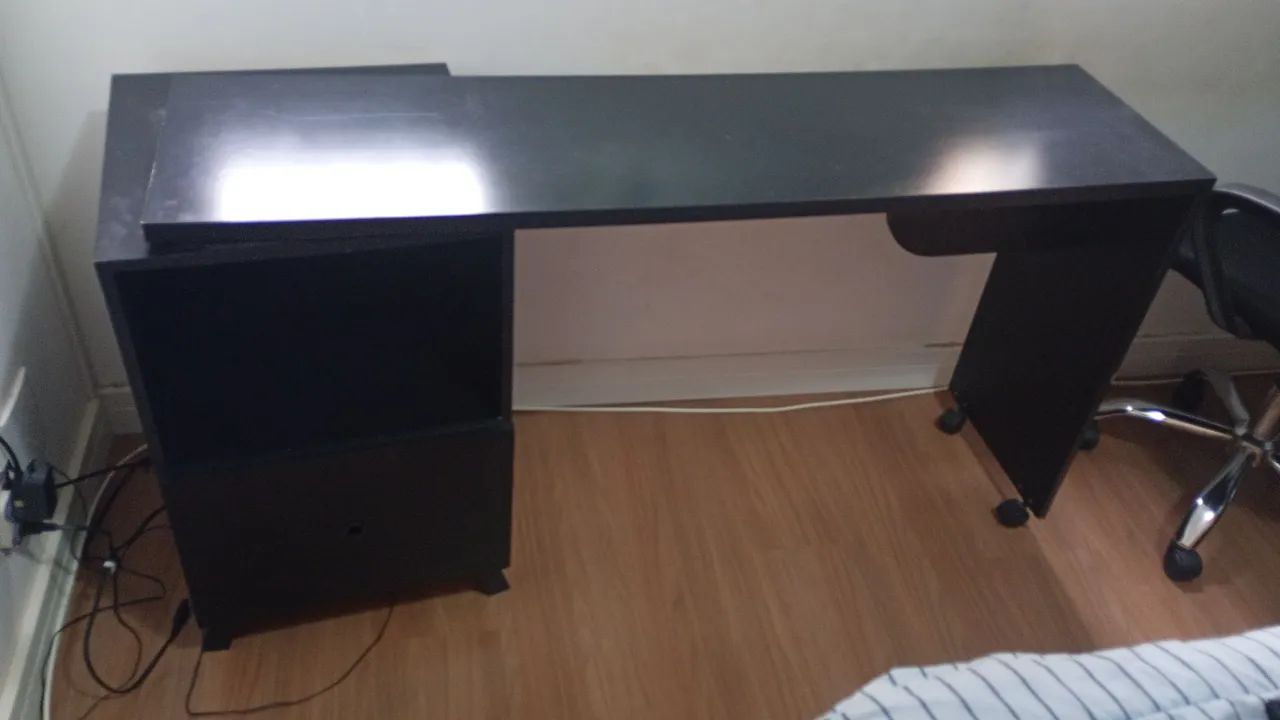 Mesa para computador e estante de livros 