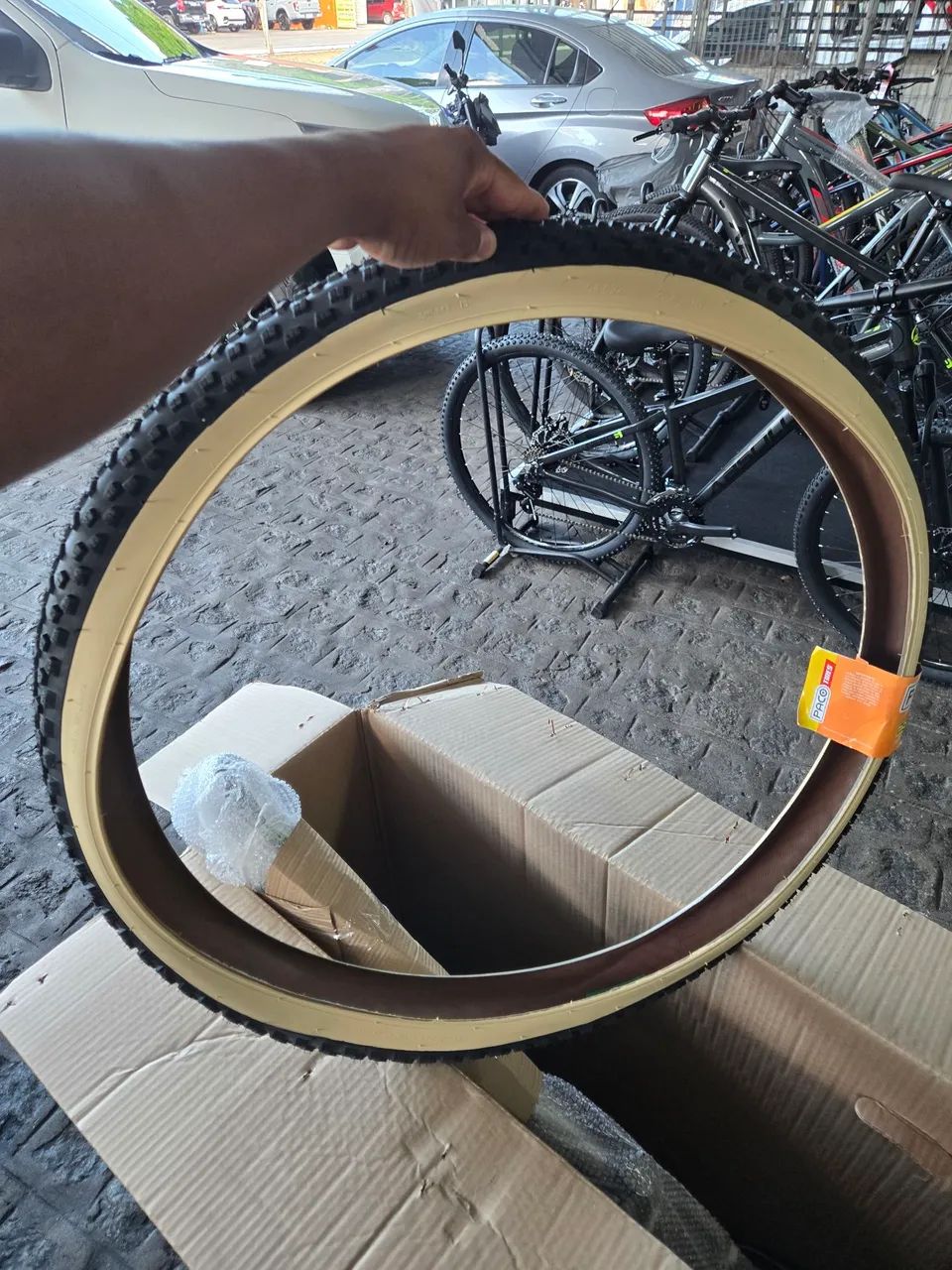 Pneus e pedaleira 