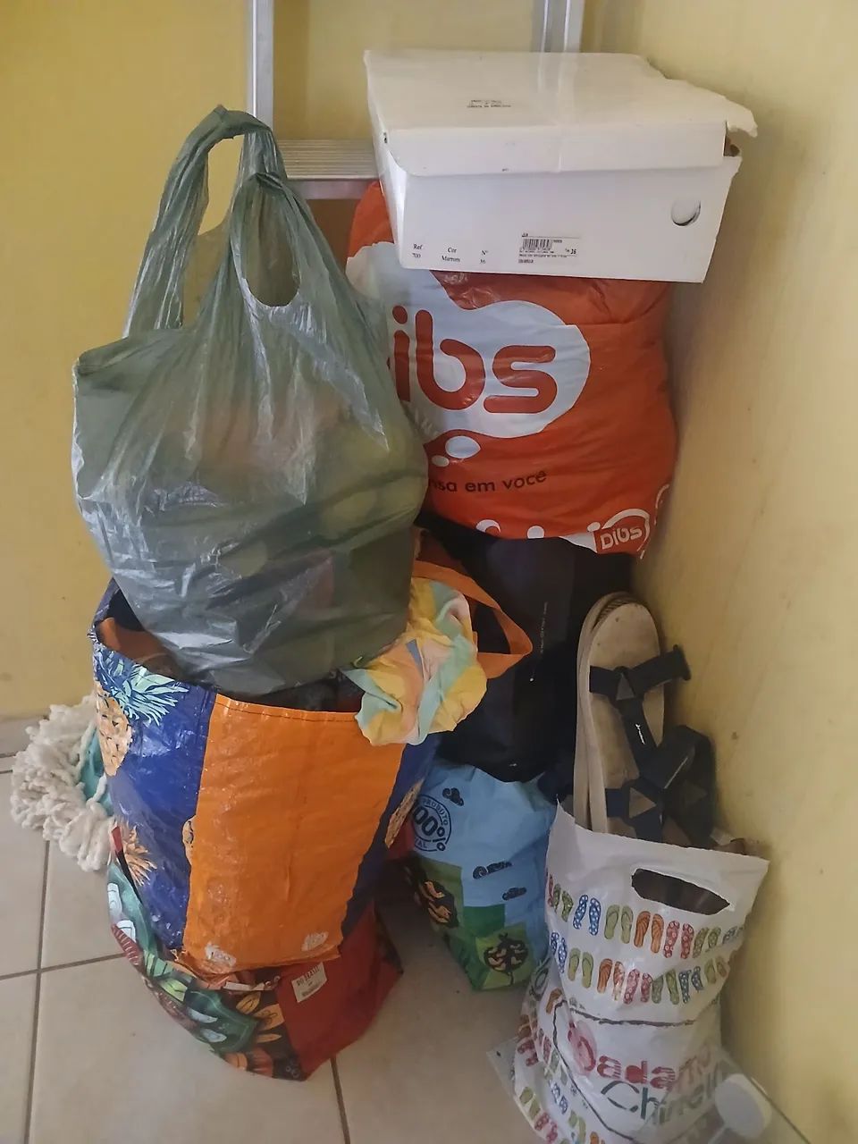 Roupas e sapatos em ótimo estado.