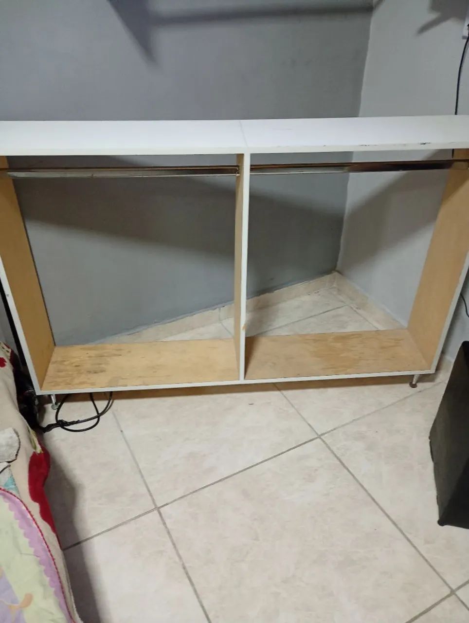 Cabideiro de chão para roupas e acessórios 