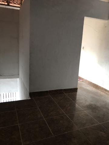 Alugo uma casa no segundo piso bem pertinho do centro - Foto 3