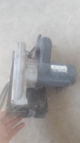 Serra circular makita m5801 220 v 150 reais - Foto 3