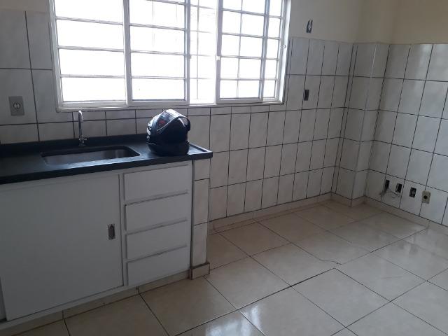 Parque Estoril - 1 dormitorio com armario embutido, sala, cozinha e banheiro