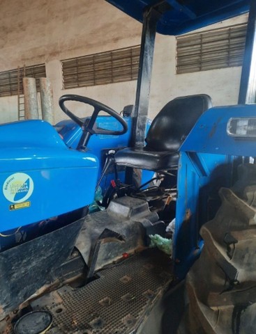 Trator New Holland *-7.700 Horas