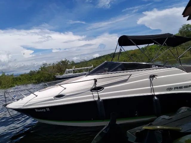 Lancha Regal com 27 pés cabinada com motor 2020. 