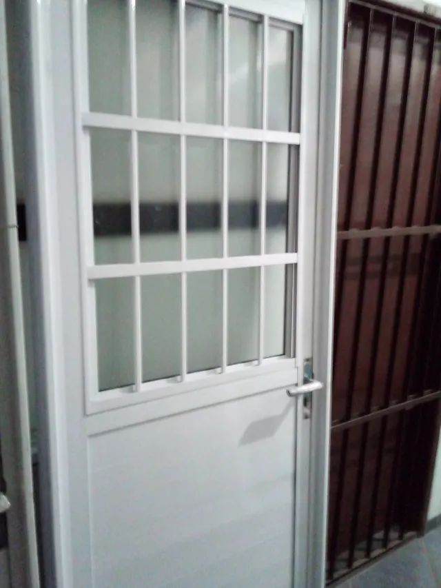 Vendo troco porta de alumínio branco reforçada 210x80