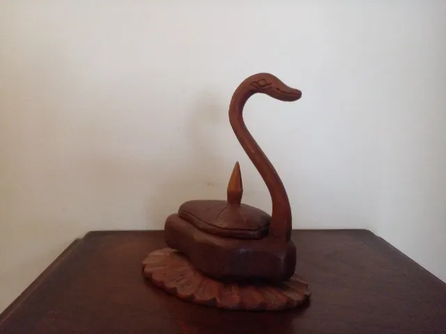 porta jóia objeto cisne unitário entalhado madeira. Cada peça
