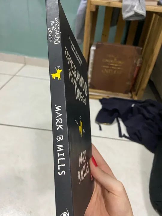 Livro Esperando por Doggo - Mark B. Mills - Foto 2