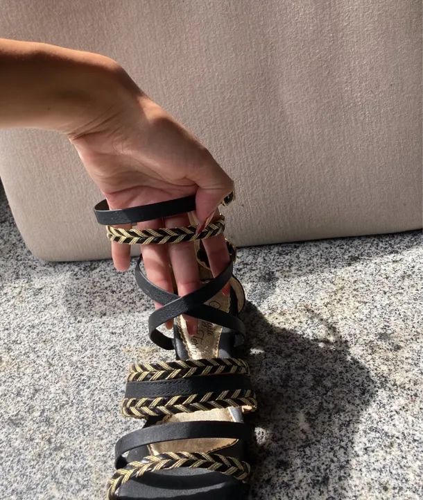Sandália Feminina Preta com detalhe em dourado, tam 35 - Foto 3