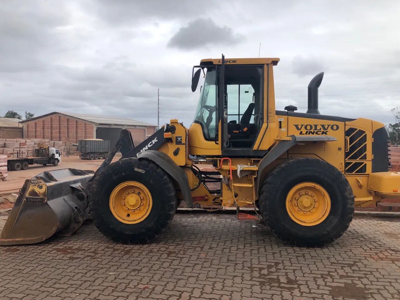 Vende-se Pás Carregadeira LF60 Volvo  - Foto 2