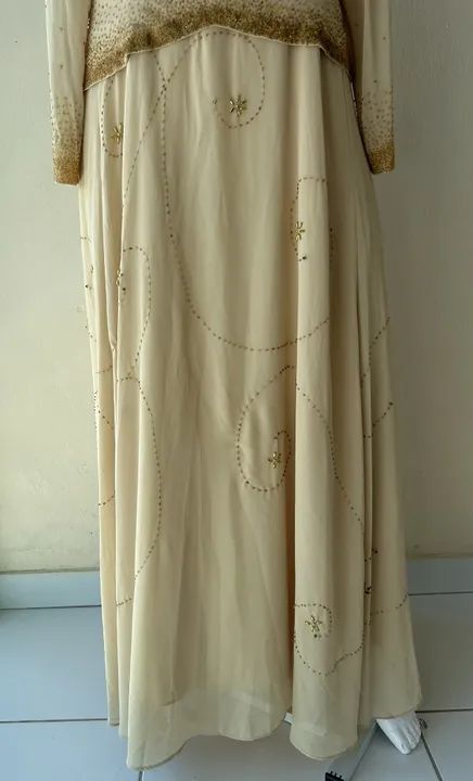 Vestido longo de festa, na cor bege com bordado dourado, 48, Gallery. - Foto 5