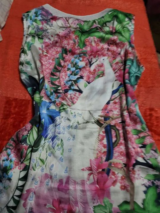Blusa  Carmim floral e pavão branco. - Foto 3