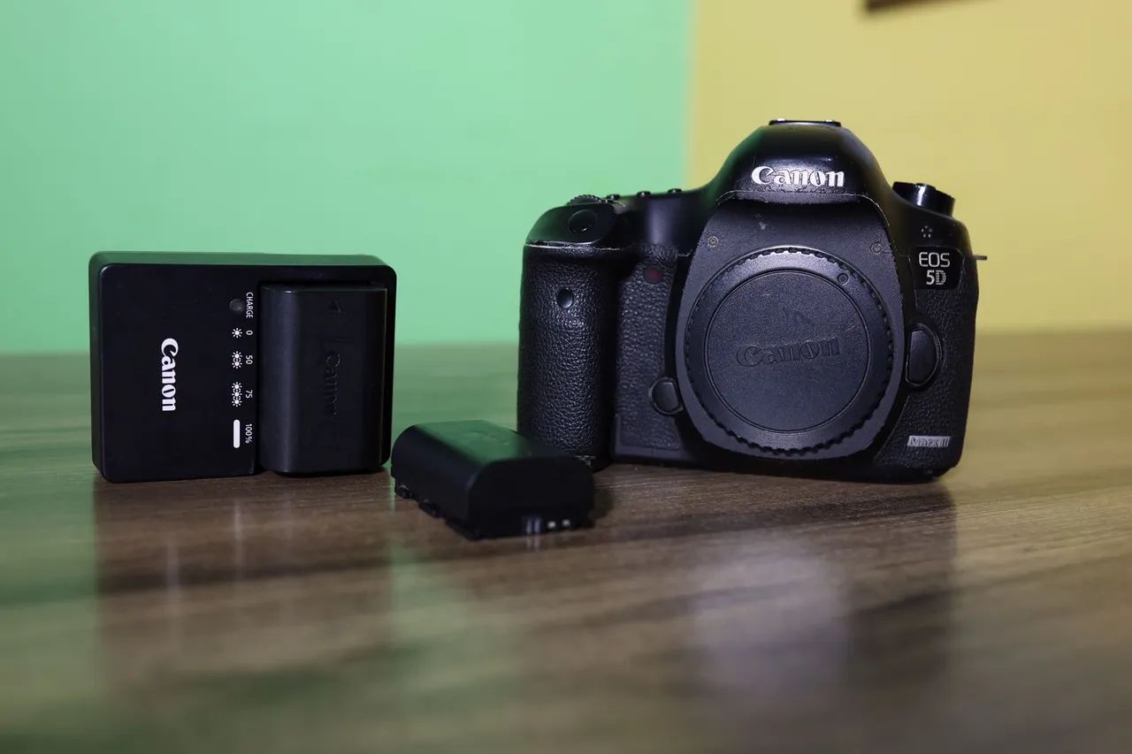 Câmera Canon 5D Mark lll + Duas lentes  - Foto 3