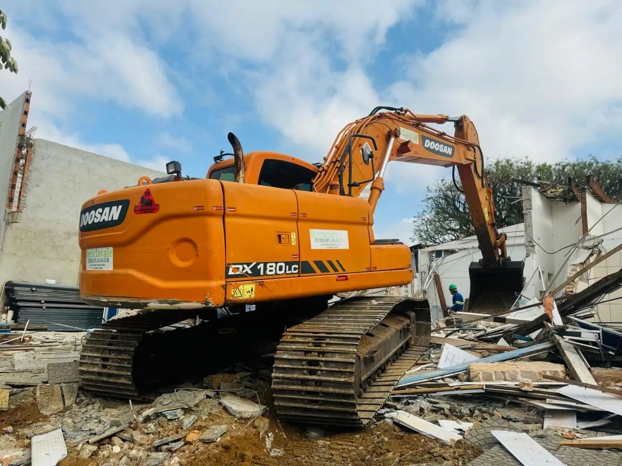 Máquina de Demolição - DOOSAN DX 180 LC - Impecável