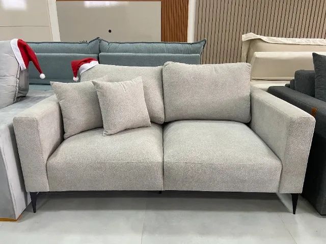 Sofá Fixo no Linhão com Pés de Ferro - Elegância e Conforto