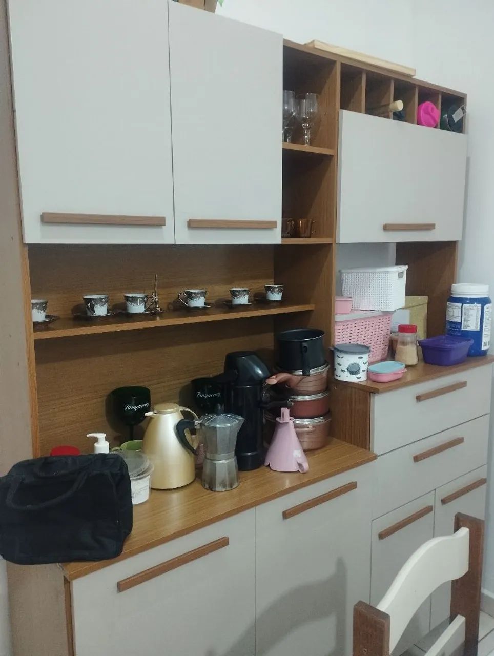 Mesa de Cozinha com Armários