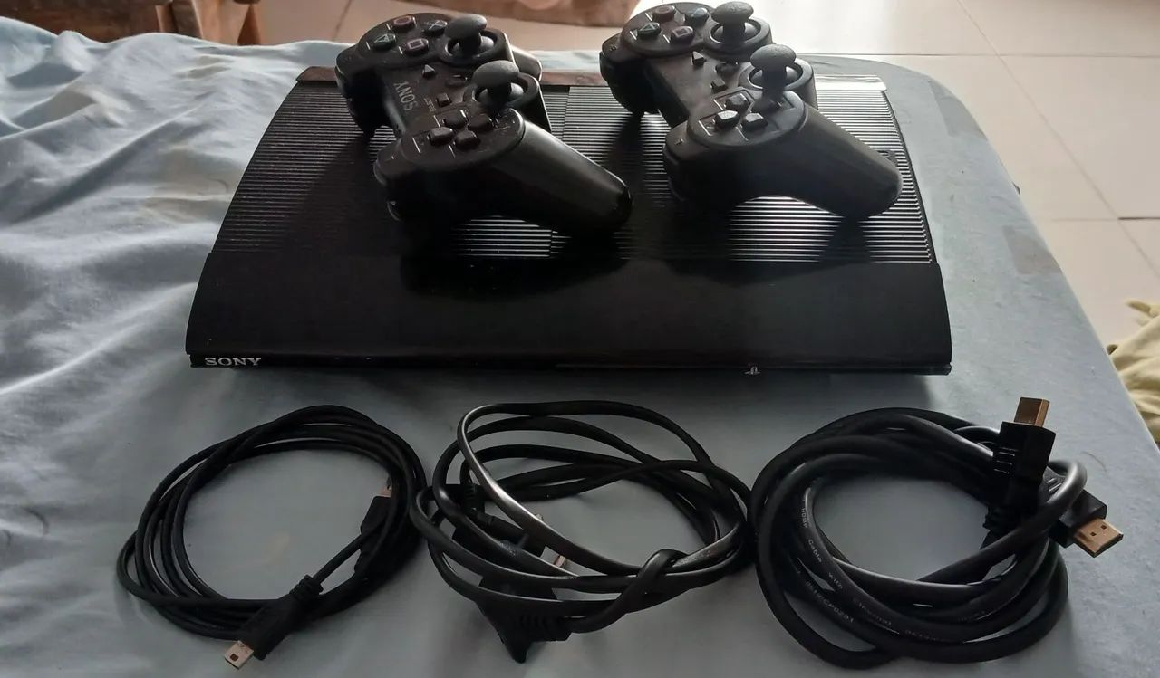 Playstation 3 Slim com 2 controles