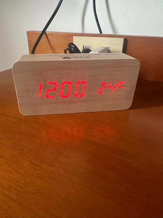 Relógio digital Led em madeira - com despertador 