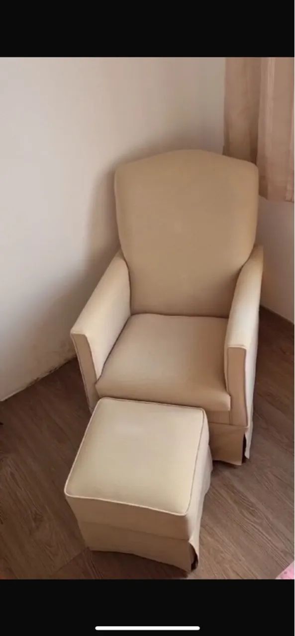 Poltrona de Amamentação com Puff