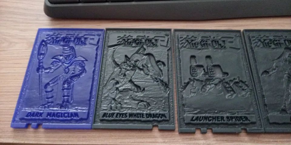 1 miniatura e 6 Cartas plásticas de personagens Yu GI Oh.  - Foto 3
