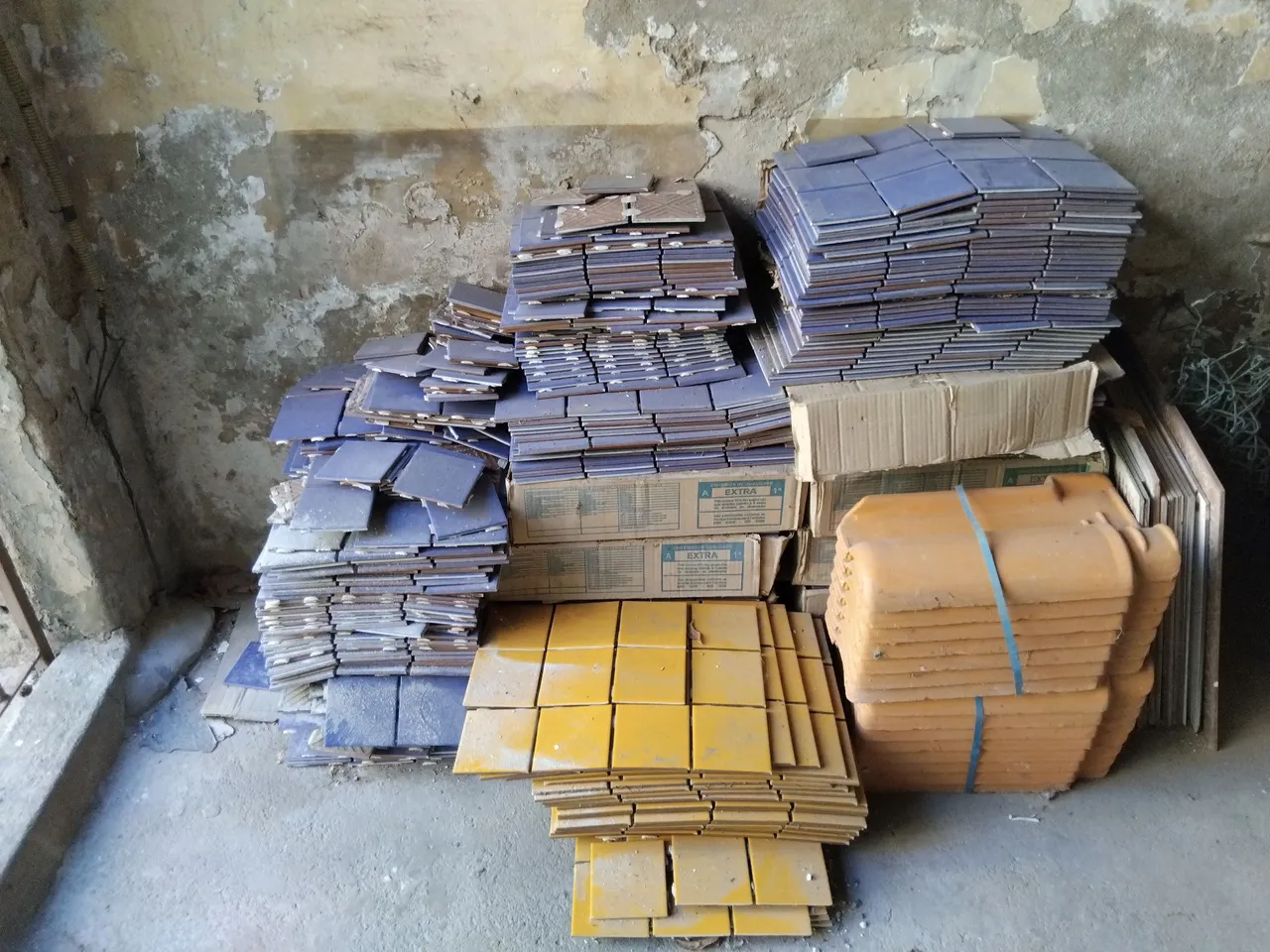 Vendo pastilhas 10x 10 azul Royal para Construção