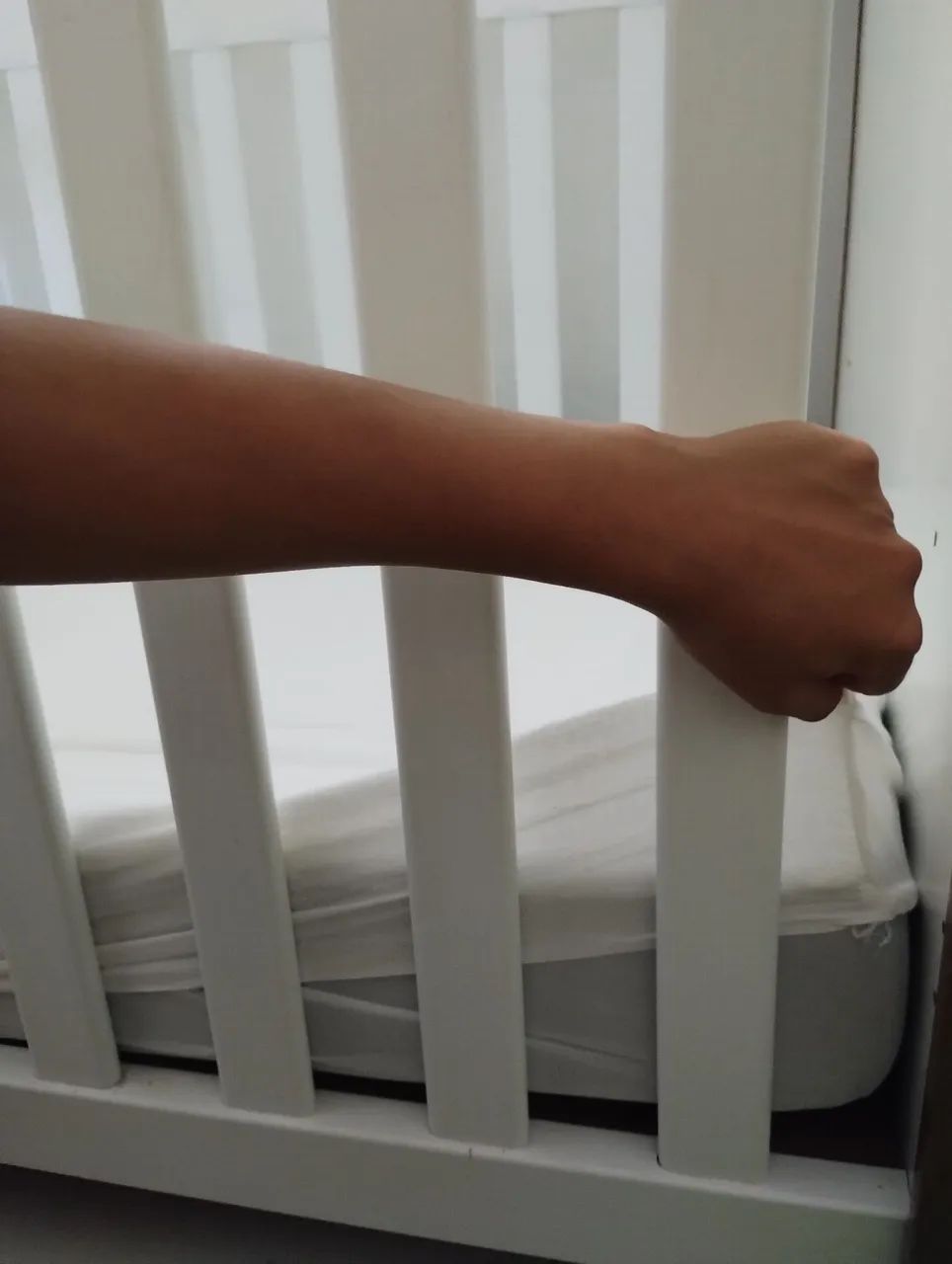 Berço de madeira com detalhes em branco com colchão e mosquiteiro incluso - Foto 4