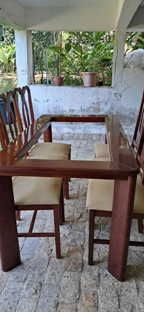 Conjunto mesa e 6 cadeiras em madeira envernizado - Foto 2