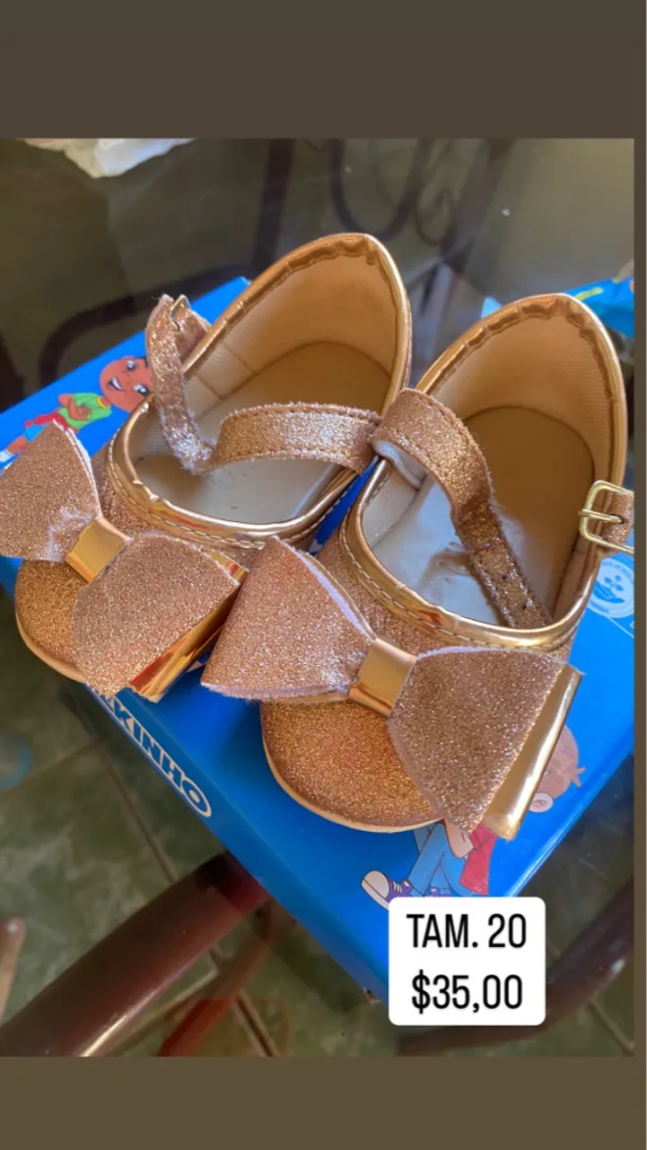 Sapatinho infantil dourado com laço