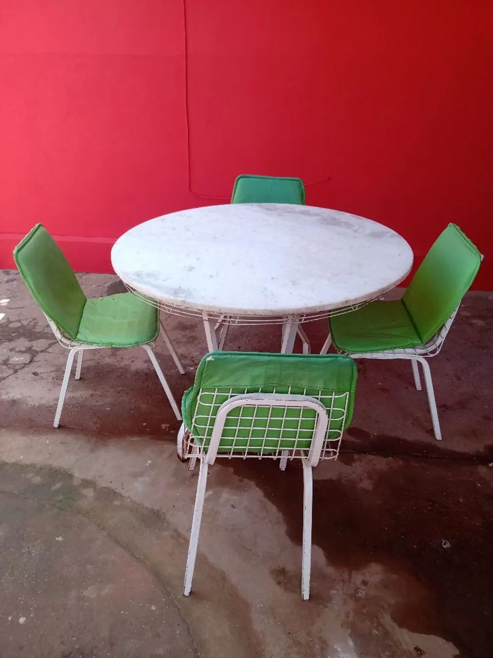 Mesa redonda com pedra de mármore branco  conservada,com 4 cadeiras em bom estado . - Foto 2