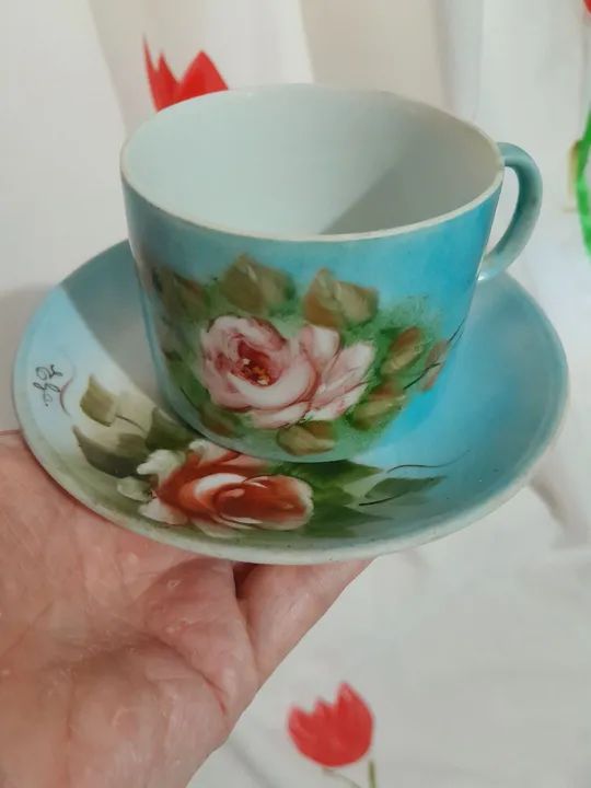 Xícara de cha com pires muito antiga de Porcelana pintada a mao!