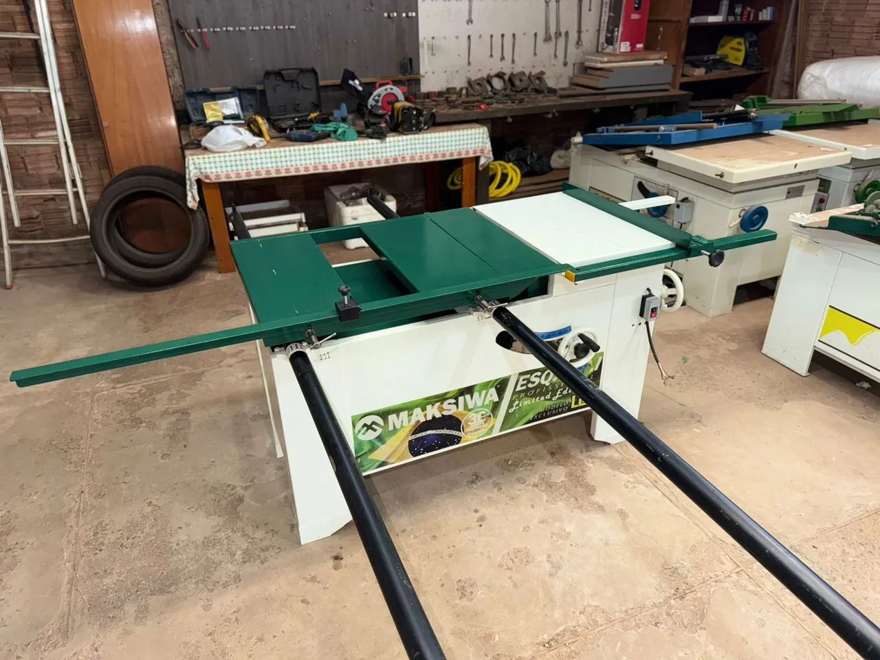 Esquadrejadeira Makisiwa eixo inclinável 2400 milímetros revisada 