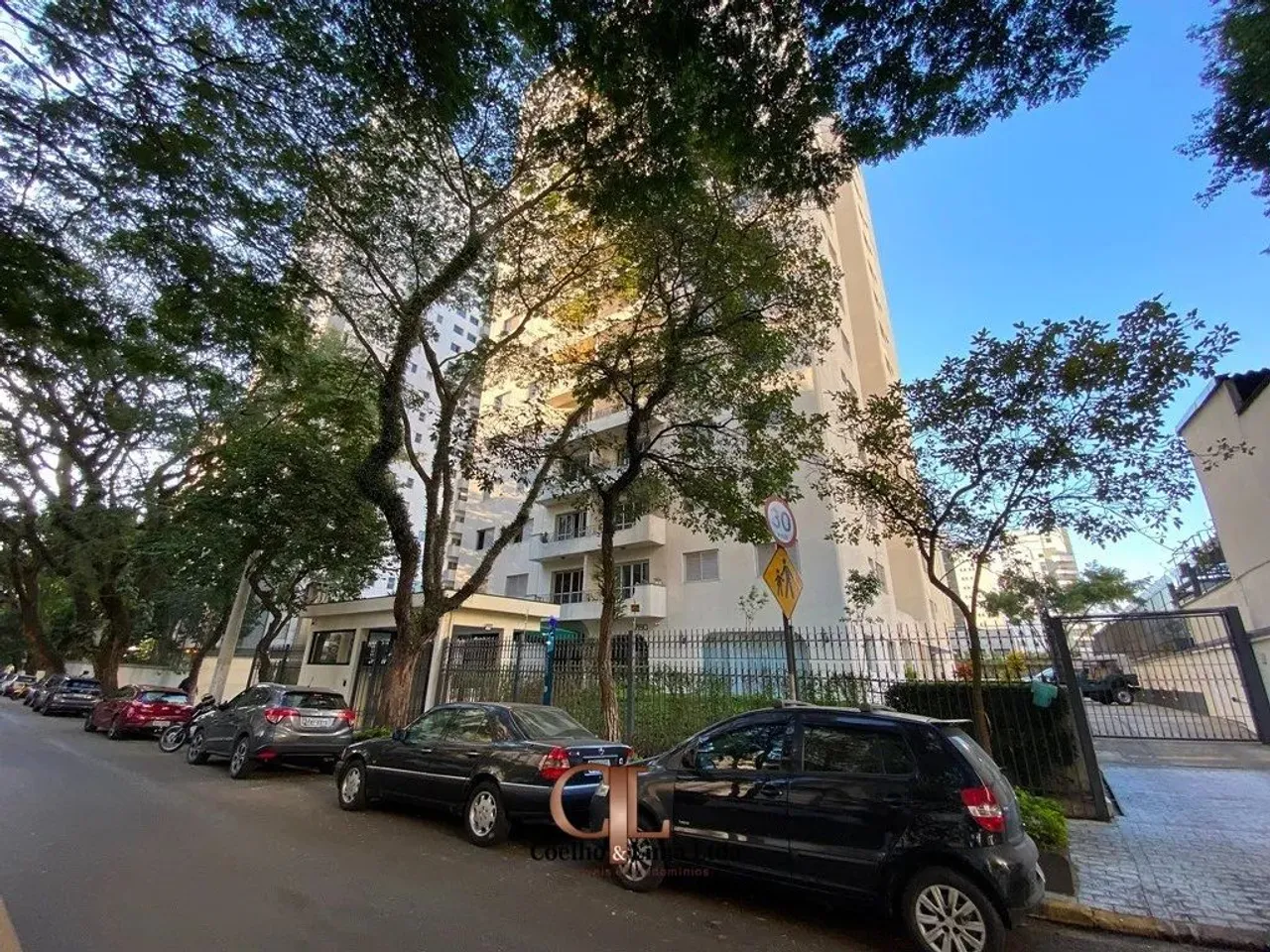 CAMPO BELO - APARTAMENTO AMPLO E 2 VAGAS PARALELAS