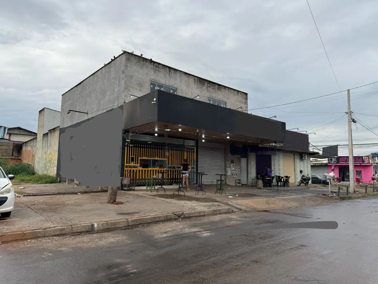 Predio com 4 kitnets e 2 salas comerciais, contra esquina Avenida W5 - Foto 2